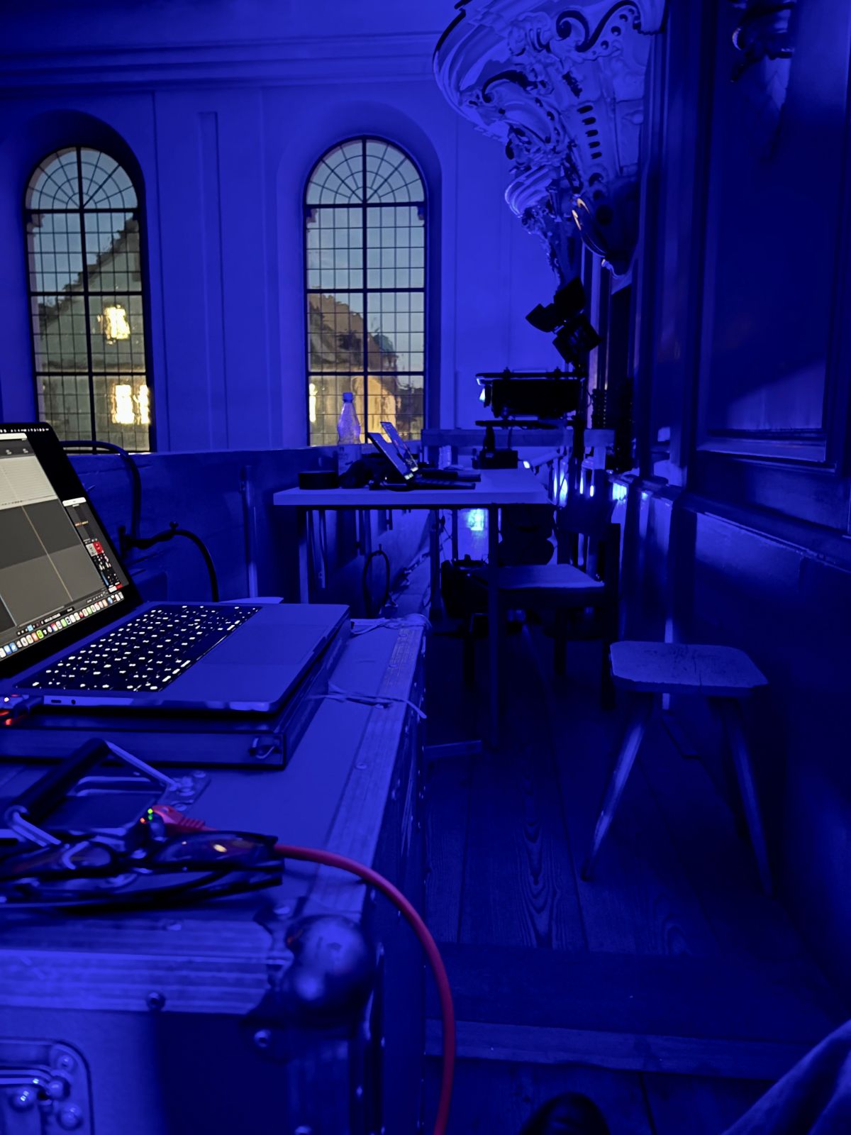 Audiorechner, Videorechner und Beamer auf der Orgelempore in blauem Licht