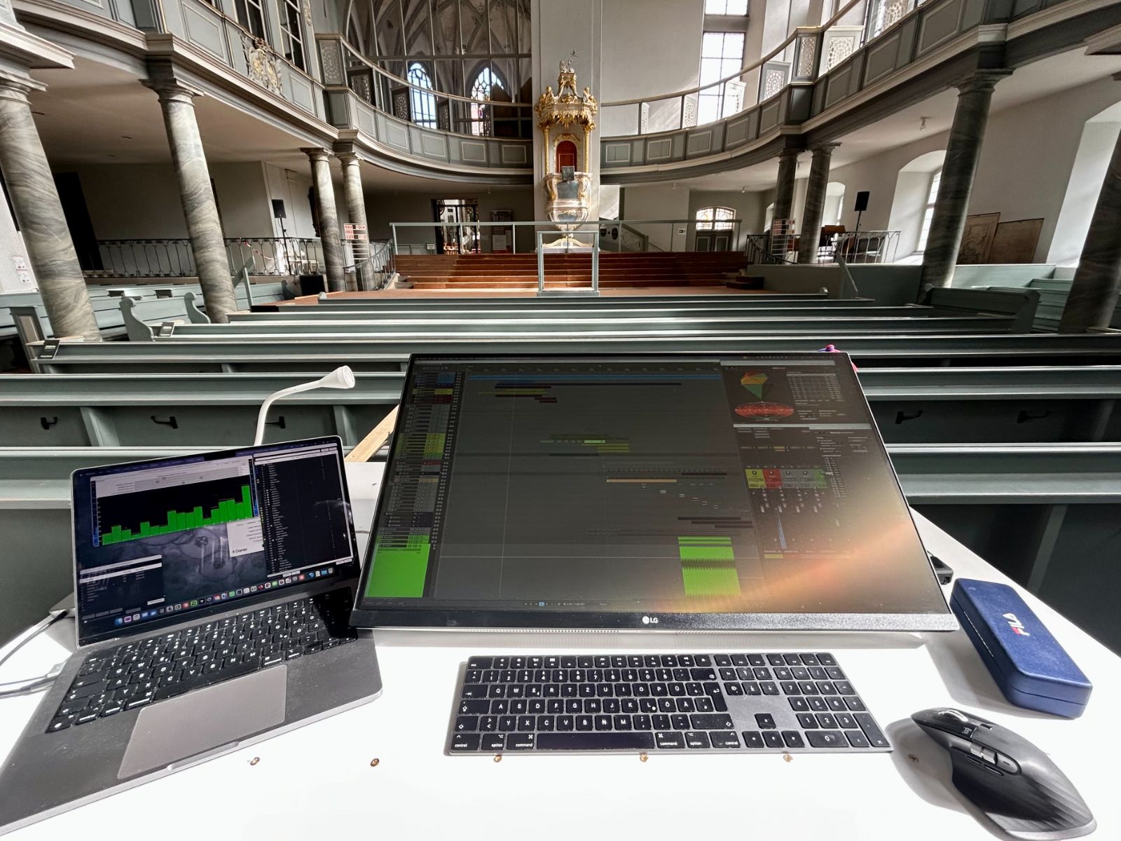 Regieplatz mit Reaper-Session und Pegelanzeige, Blick zum Altar